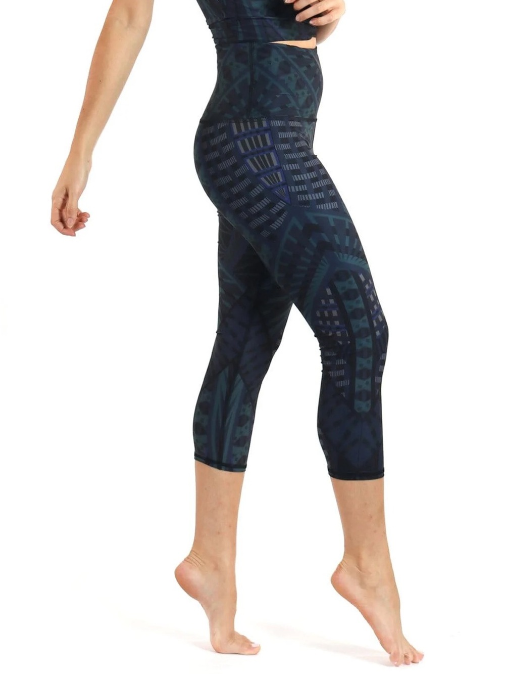 Yoga Democracy Capri Legging Size Medium Warrior One